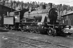 Damplokomotiv type 24b nr. 222  ved lokomotivstallen på Høne