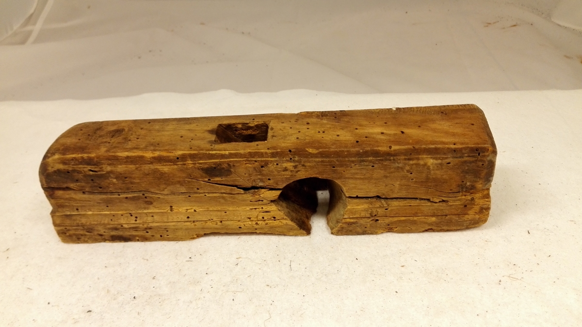 Høvel.

6149 - Listehøvl, stok av birketræ, uten tand, 25,7 cm lang.

Kjøpt av Sjur A. Flaam, Flaam.