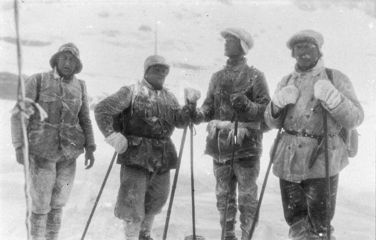 Arbeidsfolk på skitur til Vendevatn.