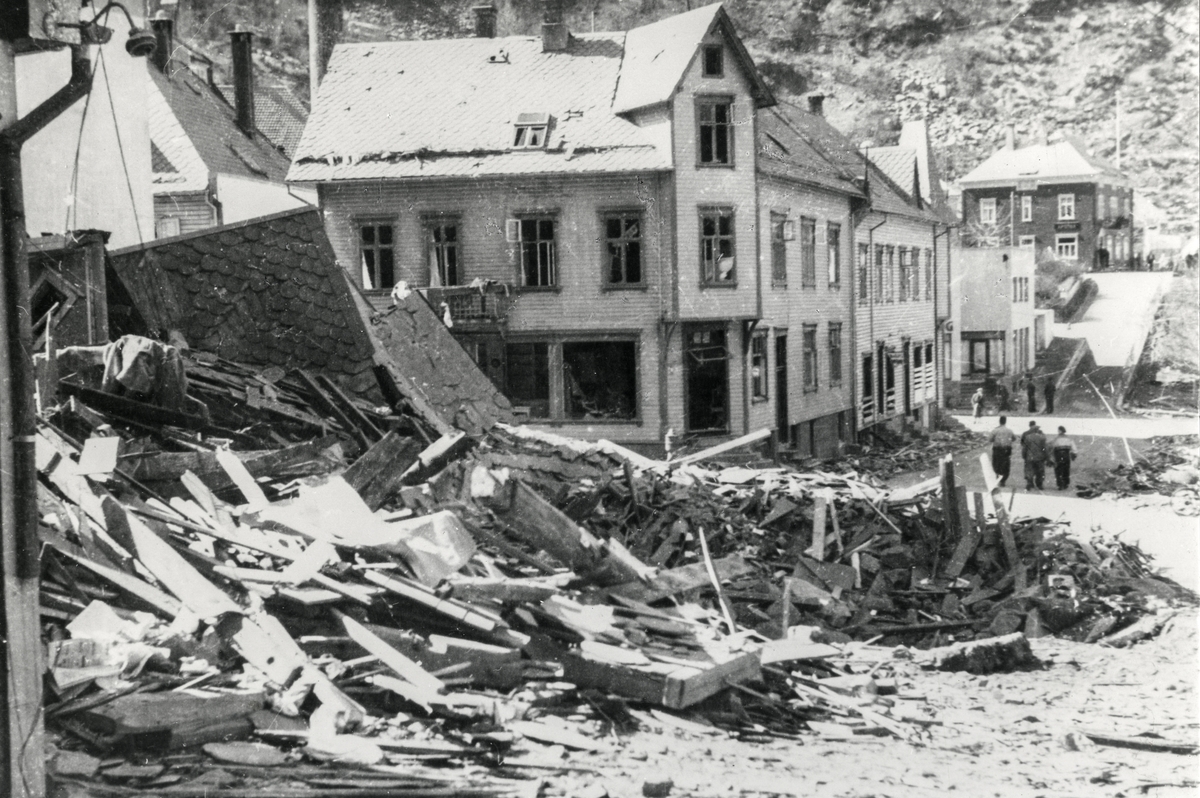 Bombing i Odda sentrum i april 1940. 