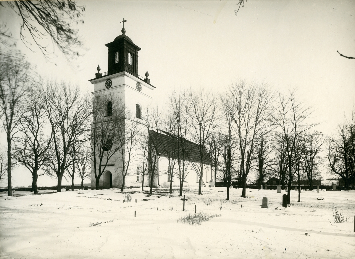 Kolbäck sn.
Kolbäcks kyrka från sydväst, med kyrkogård.