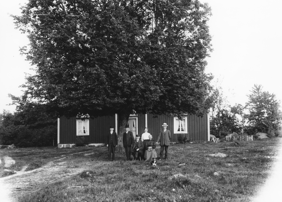 En familj framför Boxgården i Ökna.