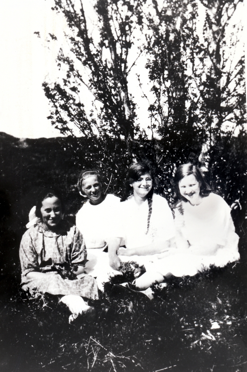 Fire jenter på kirkehelg .Tranøy 1929