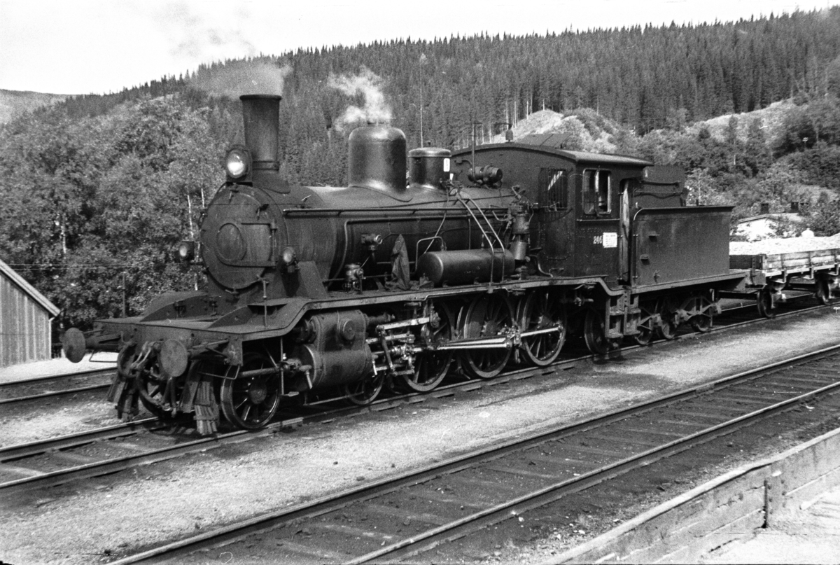 Damplokomotiv type 18c nr. 246 med grustog til Namsos på Grong stasjon.