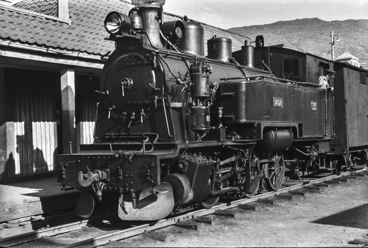 Sulitjelmabanens damplokomotiv SAULO med blandet tog i Lomi.
