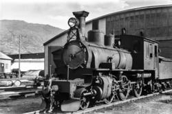 Sulitjelmabanens damplokomotiv nr. 85 ved lokomotivstallen i