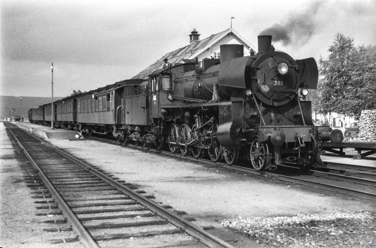 Damplokomotiv type 26c nr. 413 med dagtoget fra Trondheim til Oslo Ø over Røros, tog 302, på Røros stasjon.