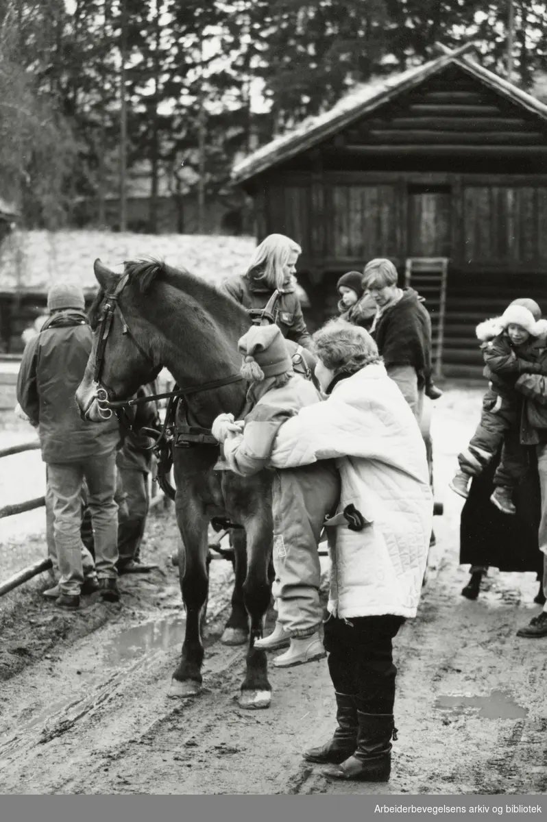 Bygdøy Folkemuseum. Julemarked. Barna får kjøre med hest og kjerre. 7. desember 1992