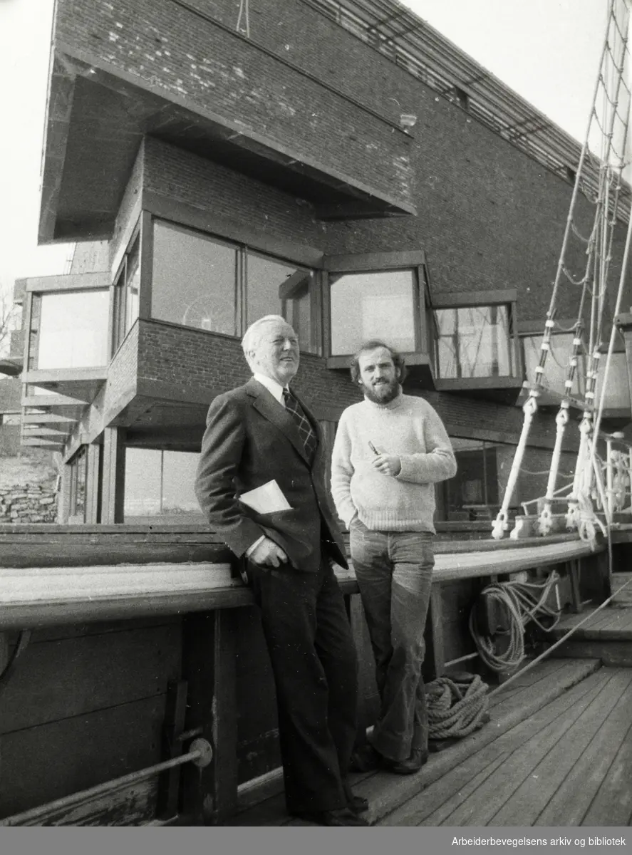 Bygdøy, Sjøfartsmuseet. Museumsdirektør Svein Molaug og undervisningsleder Jarle Bjørkvik om bord på "Svanen". Mars 1976