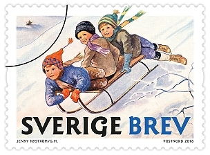 Självhäftande frimärke i rulle med motiv av glada barn som åker på en kälke. Valör Brev.