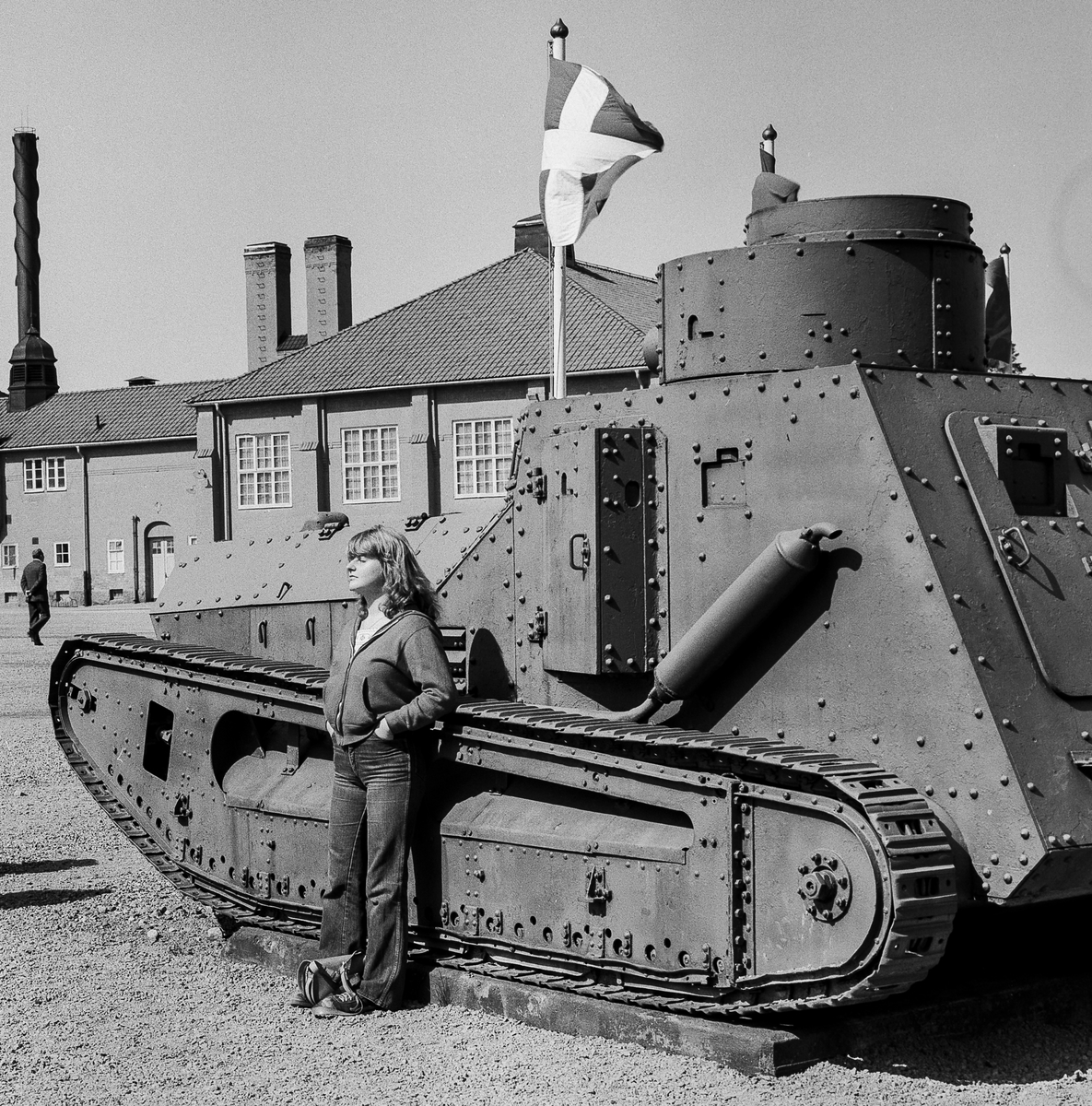 Vacker flicka solar mot stridsvagn på P 10 kaserngård.