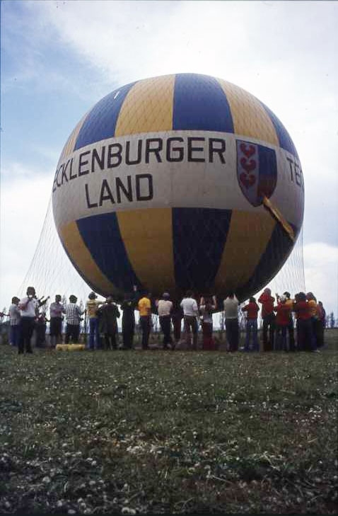Ballongfestival 1973 i Gränna. Gasballongen Tecklenburger Land, omgiven av folk, görs färdig för att lyfta. Diabild.