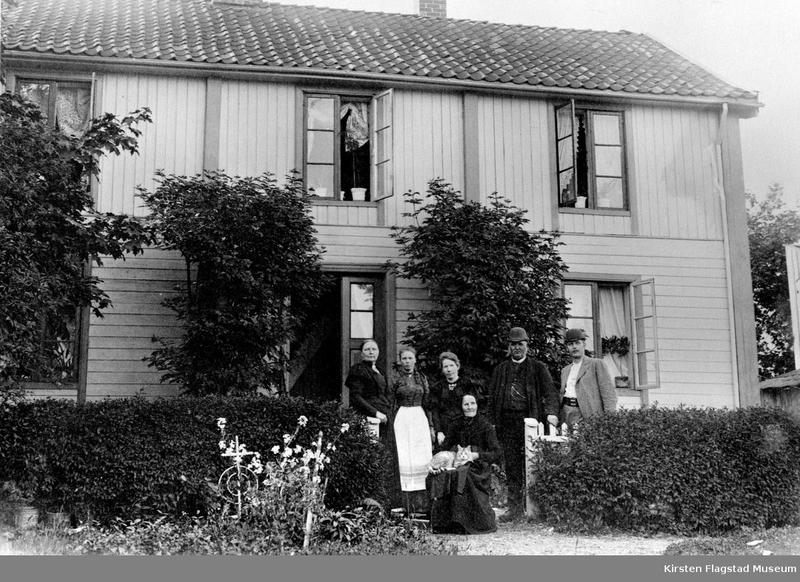 the family in front of Strandstuen ca. 1890. The house that now is the Kirsten Flagstad museum.