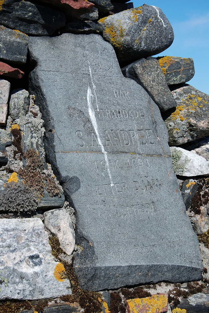 Minnesmonument på Eskören vid Brunskär i Korpo skärgård, sydvästra Finland. På stenen ristat en ballong samt texten: "Här strandade S A Andrée 19 X 1893 efter djärv luftfärd"