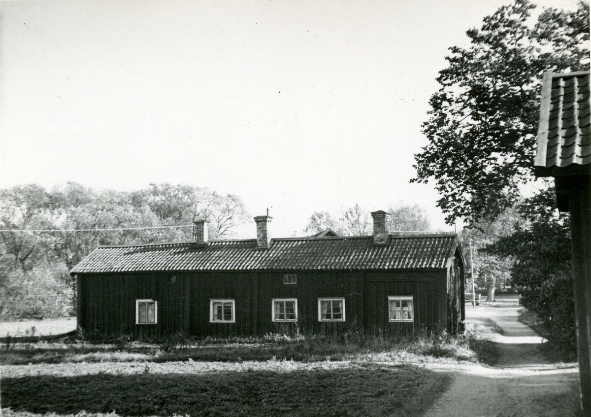 Kolbäck sn, Strömsholm.
Ridskolan, Hingstdepån.
"Svedlunds", parstuga med ytterkammare, knuttimrad under åstak år 1855.