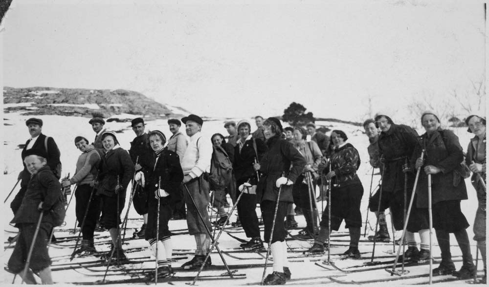 Mange folk på skitur på Øyfjellet.