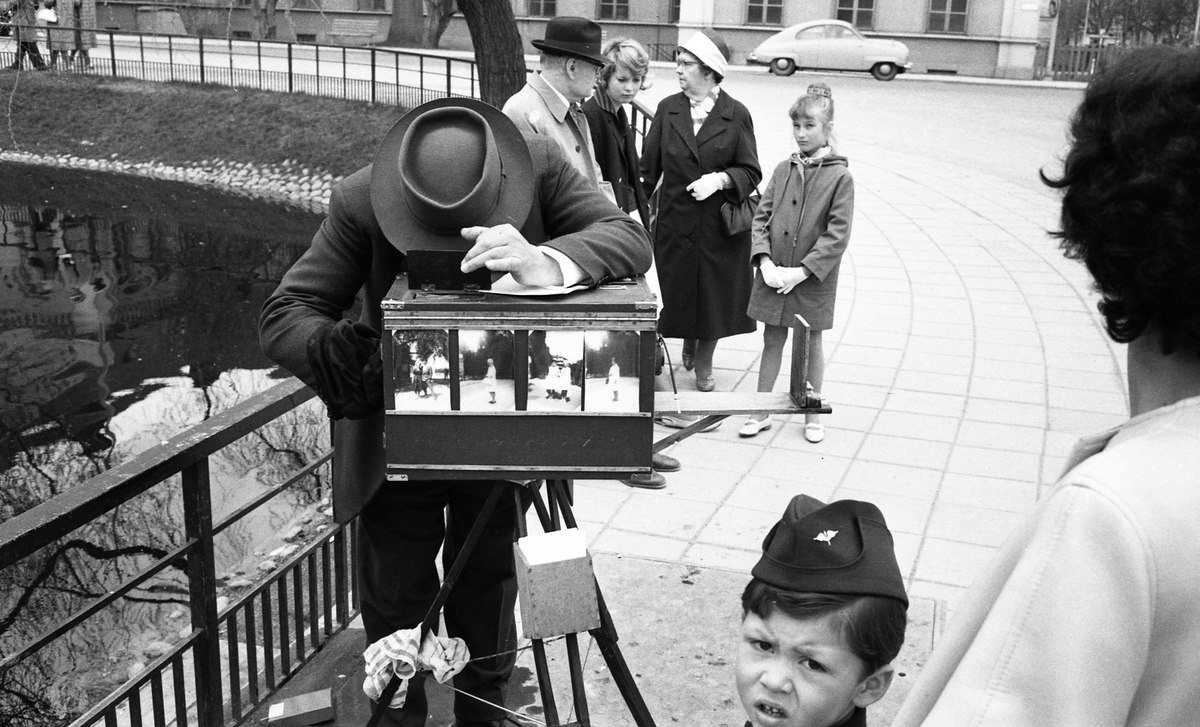 Fotograf Torbjörn Ehrnvall, så kallad bildhuggare, vid Svandammen, Uppsala 1961