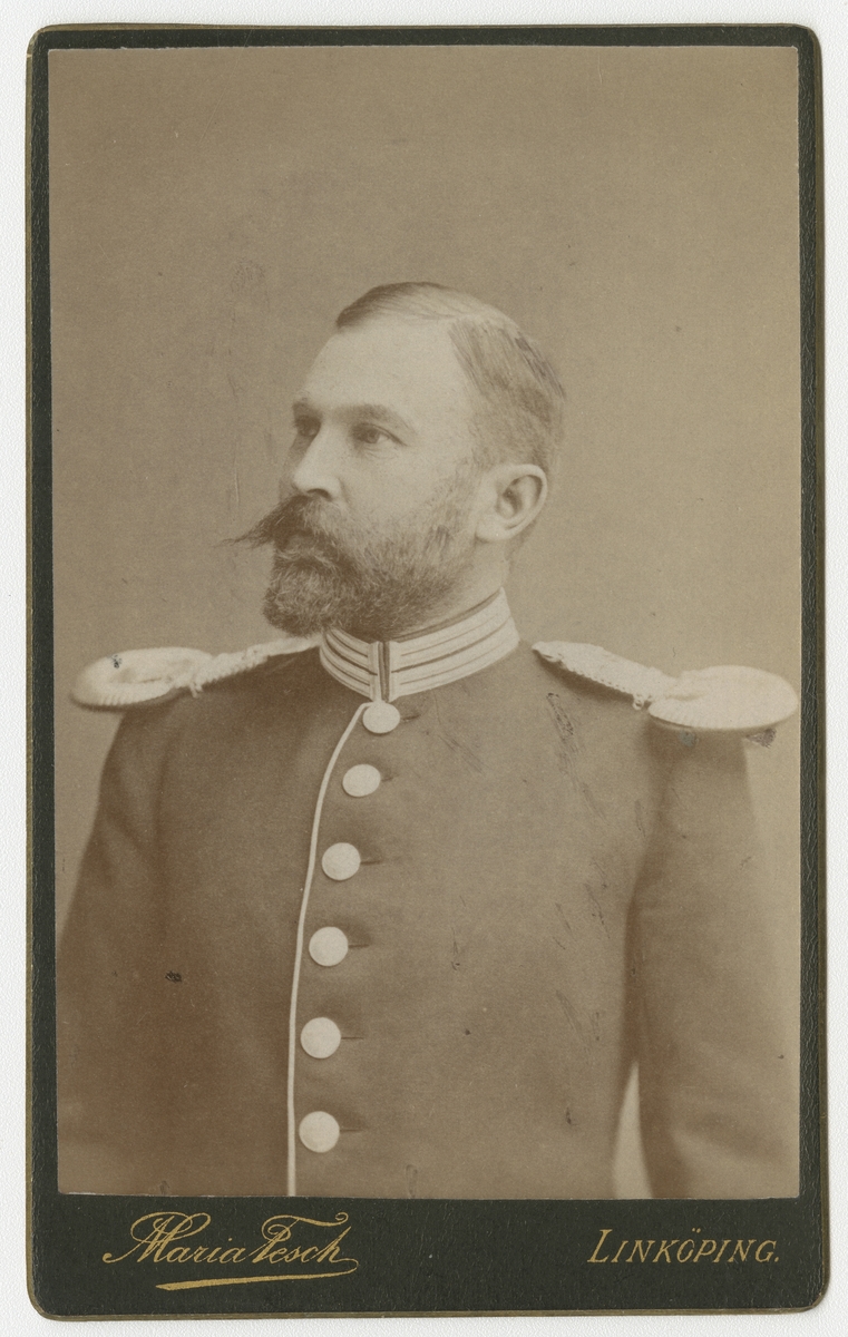 Porträtt av Fabian Carl Lundvall, officer vid Första livgrenadjärregementet I 4.

Se även bild AMA.0001805 och AMA.0007927.