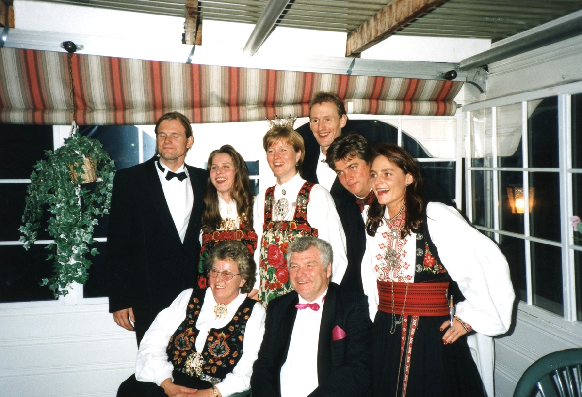 Brudepar med familie.
Framme sit Ingeborg Haugen Hoftun og Harald Hoftun.
Brura Åsta Hoftun står bak med krone,Brudgommen  Carl Caspari bakerst.