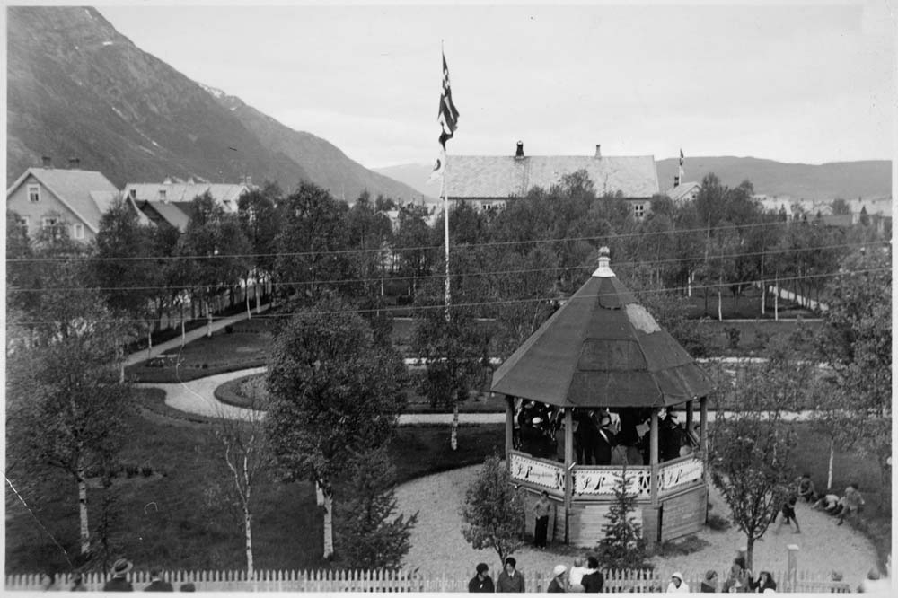 Oversikt over byparken i Mosjøen, med den gamle paviljongen som ble revet i 1937.