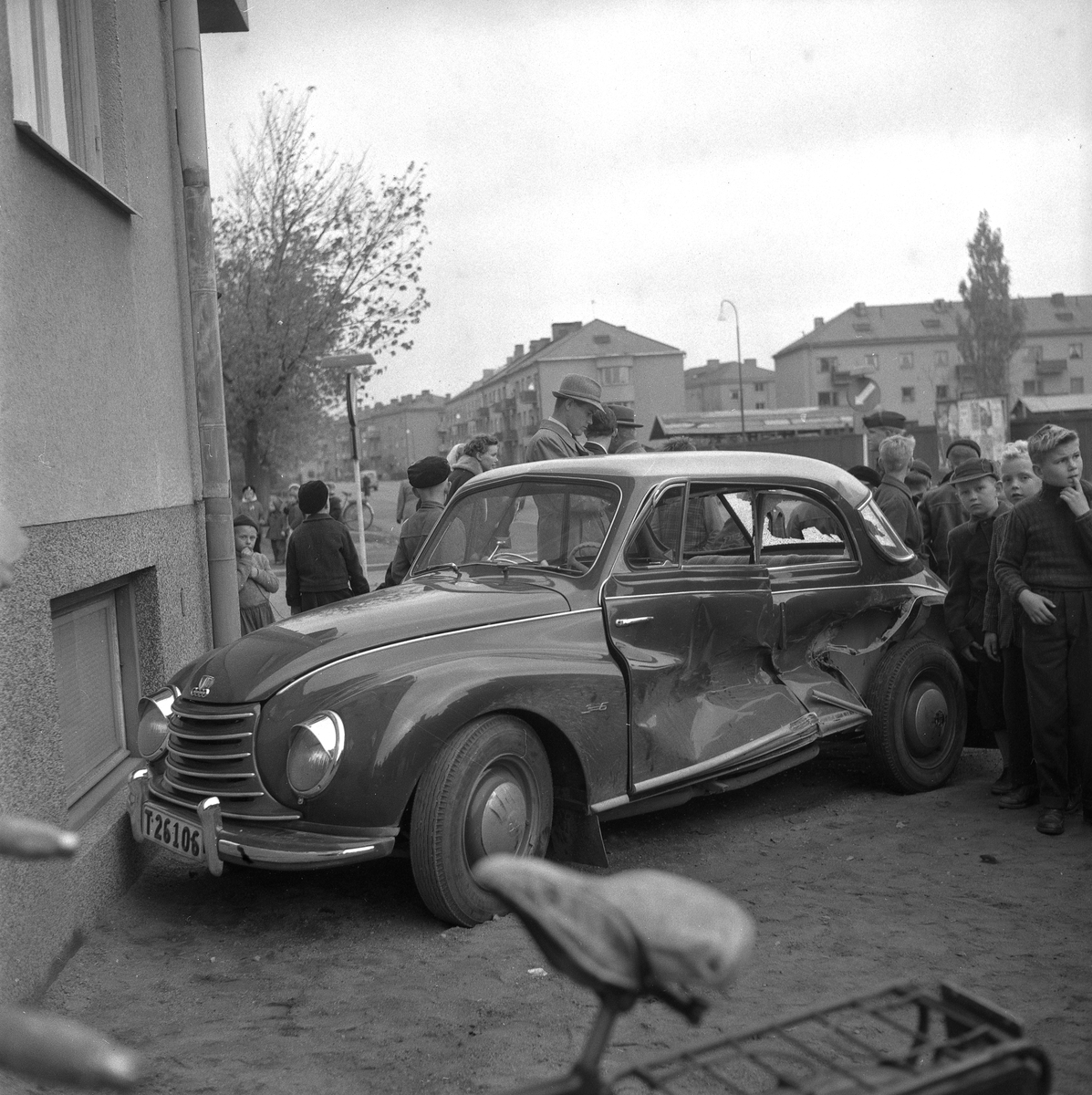 Buss kör på bil.
Oktober 1956.