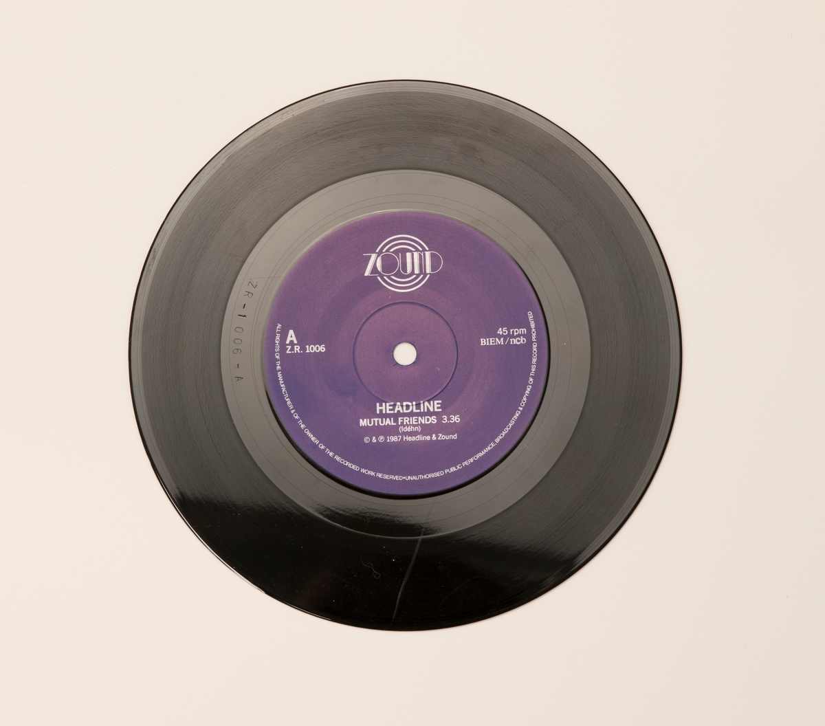 Singel-skiva av svart vinyl med lila pappersetikett, i omslag av papper.

Innehåll
Sida A: Mutual Friends
Sida B: Painkiller

JM 55210:1, Skiva
JM 55210:2, Omslag