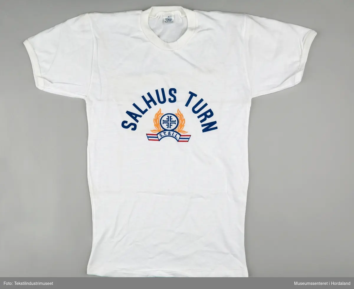 Kvit t-skjorte i str 48 med logoen til Salhus Turn. Motiv i blått, raudt og gult.