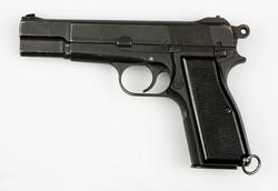Pistol 9 mm med hylster