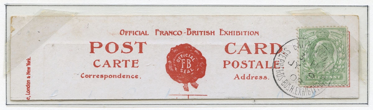 Albumside med en del av en konvolutt med frimerke, stempel og signering. Grønt frimerke med bilde av prins Albert omkranset av en olivenkvist og med krone øverst.