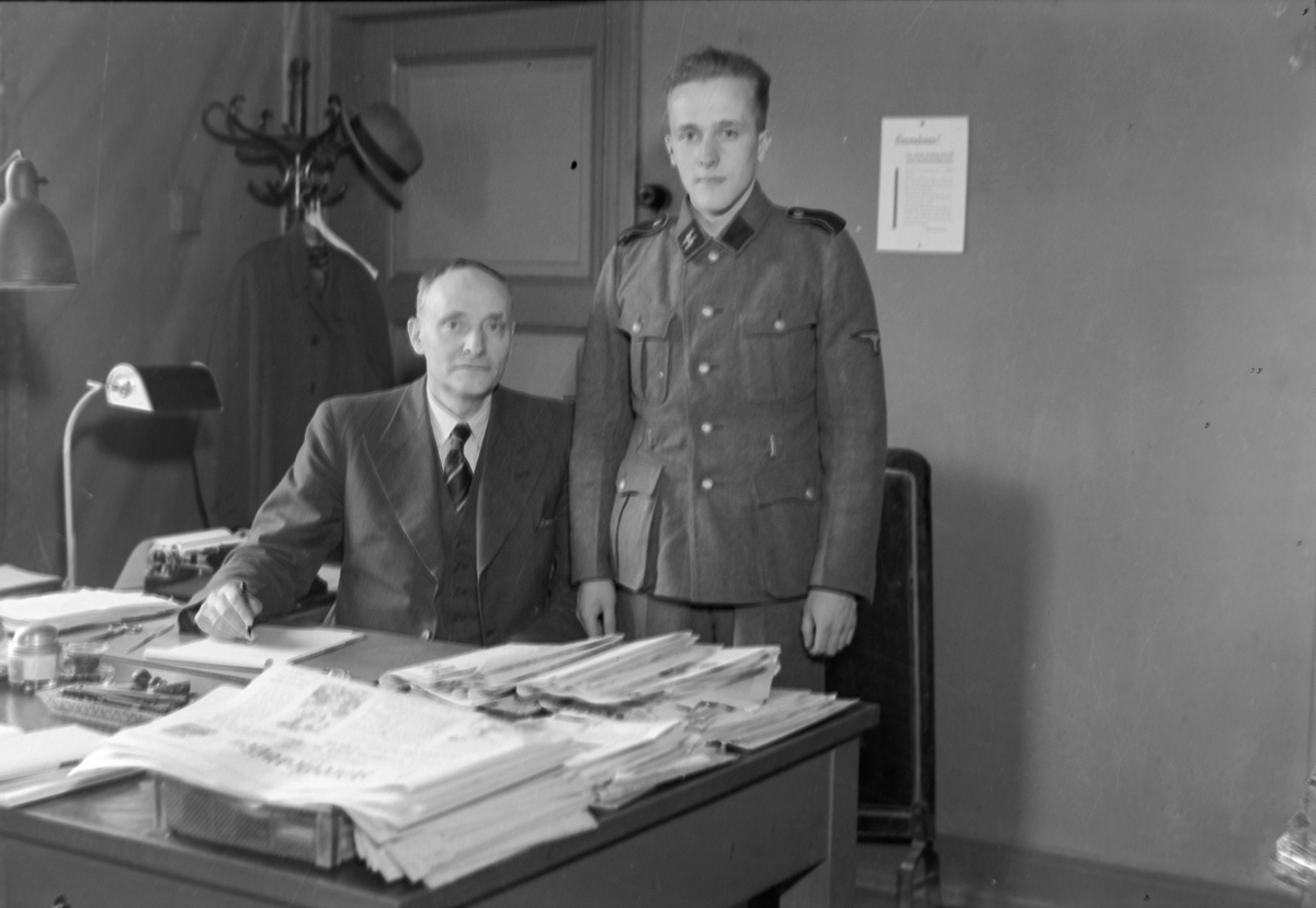 Redaktør Jacob Skylstad med sin sønn på kontoret i Adresseavisen