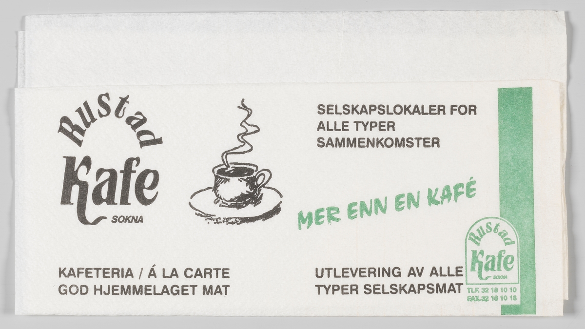 En kaffekopp med varm kaffe og reklametekst for Rustad kafe på Sokna. 

Rustad Kafe ble etablert i 1947. Gjennom årene har bedriften utviklet seg i takt med trafikken på Riksveg 7. 

Samme reklame på MIA.00007-004-0304 og MIA.00007-004-0305.
