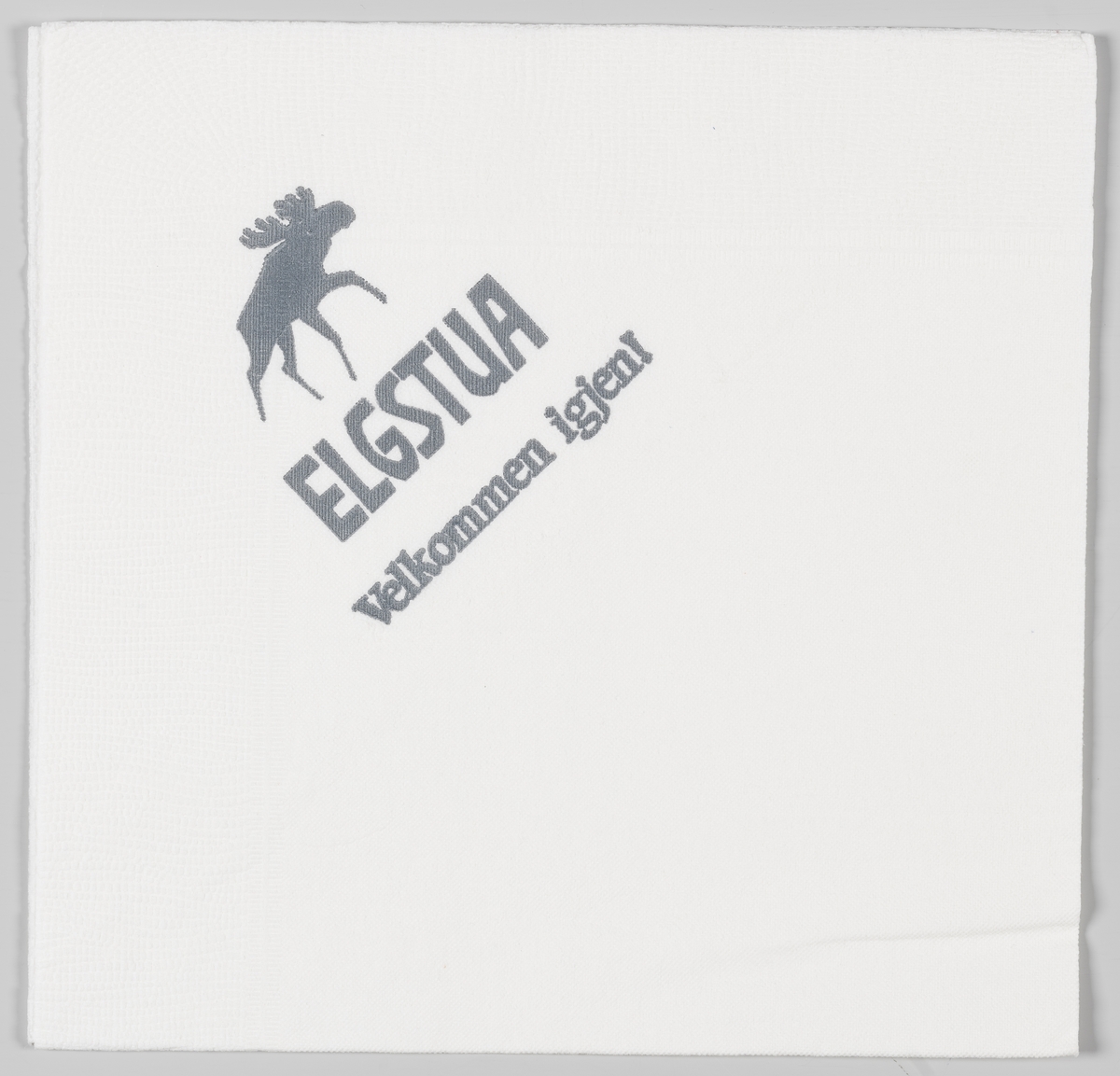 En elg og en reklametekst for Elgstua kafe og hotell på Elverum.

Elgstua Kafé ble etablert som kafé og overnattingsted i 1959. Elgstua hadde 18 koselige gjesterom, 13 av de er beholdt etter at Scandic Elgstua ble bygget vegg i vegg. Elgstua Kafé har beholdt sin tradisjonelle meny.

Samme reklame på MIA.00007-004-0311.