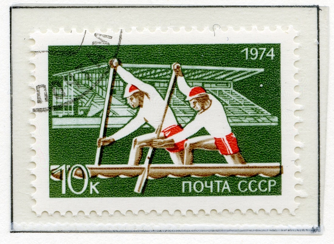 A4-ark med åtte frimerker, dvs to sett av fire frimerker, fra sommer-OL i Moskva 1980. Frimerkene har bilde av idrettsutøvere som utøver turn løing, fotball og kanosprint. Den nederst blokken av fire frimerker er stemplet 25.12.74, med stjerne, hammer og sigd øverst i stempelet.