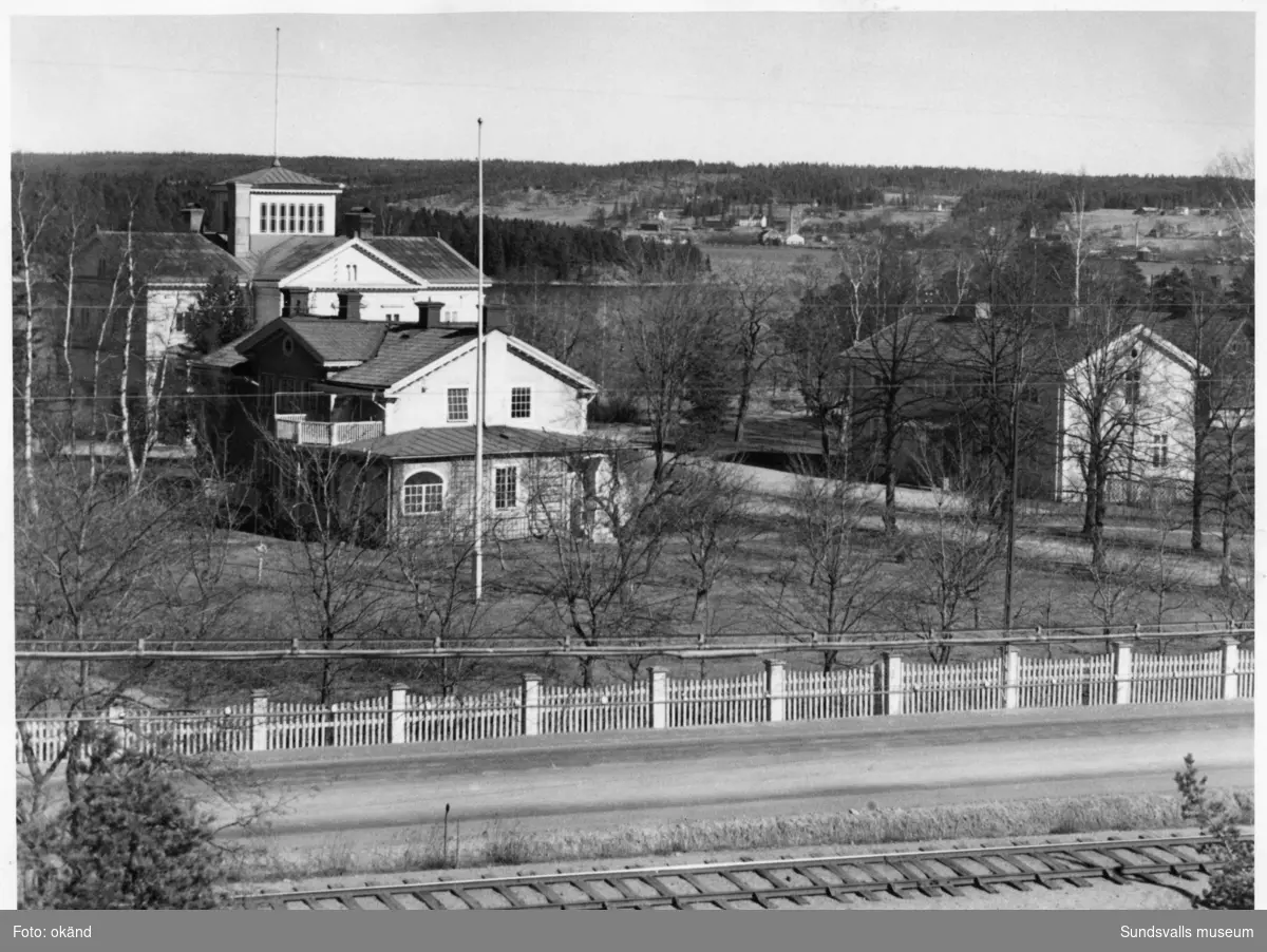Kubikenborgs herrgård. Riven 1953. På andra sidan sundet skymtar Karlsviks sågverk.