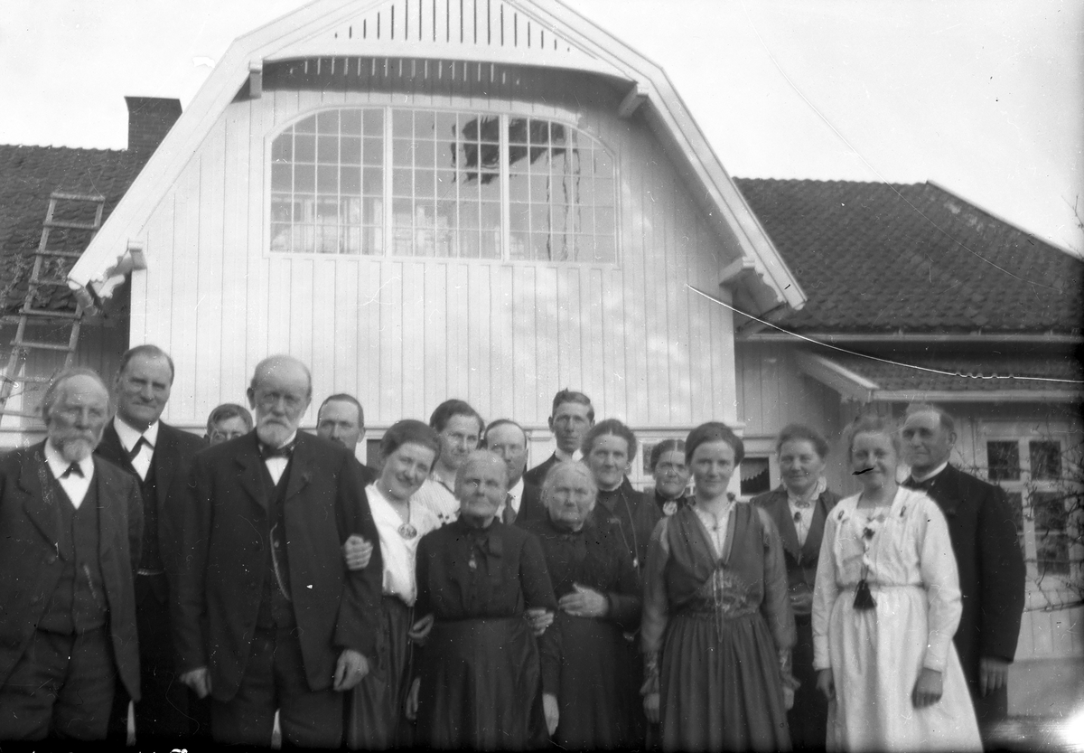 Mange mennesker foran et hus (Storberget gården?).