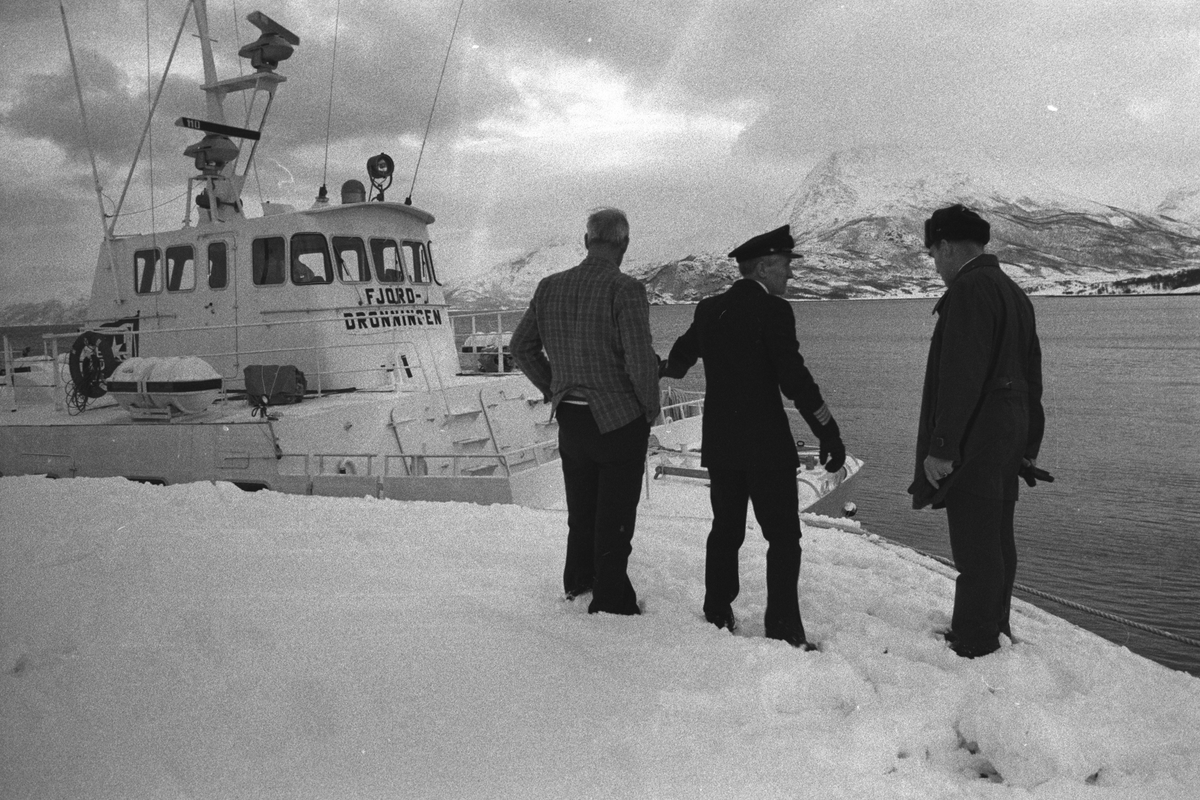Tre menn på kaia på Engenes. "Fjorddronningen" i bakgrunnen.