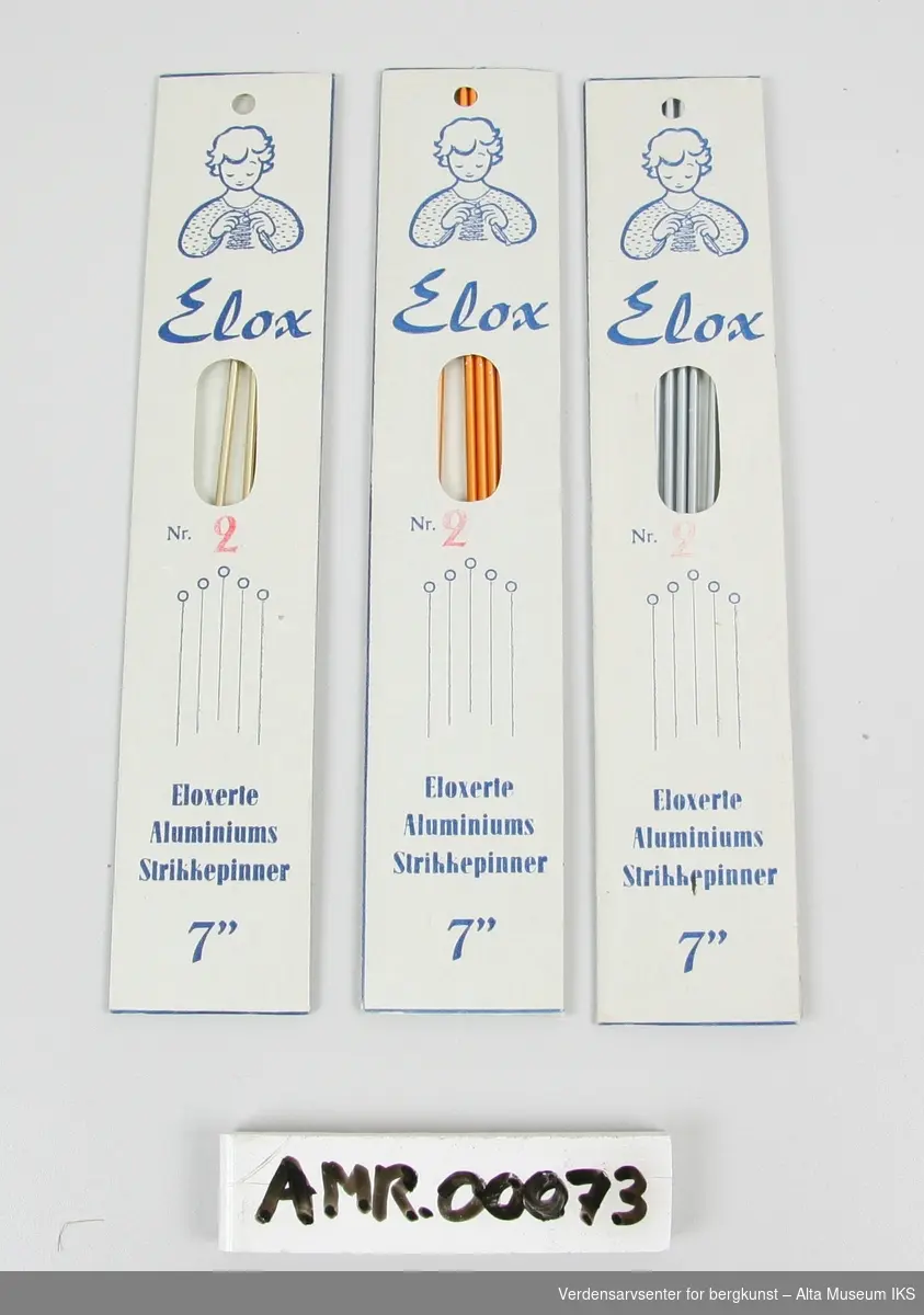Form: Rette strømpepinner i papiretui m/påtrykt målebånd

