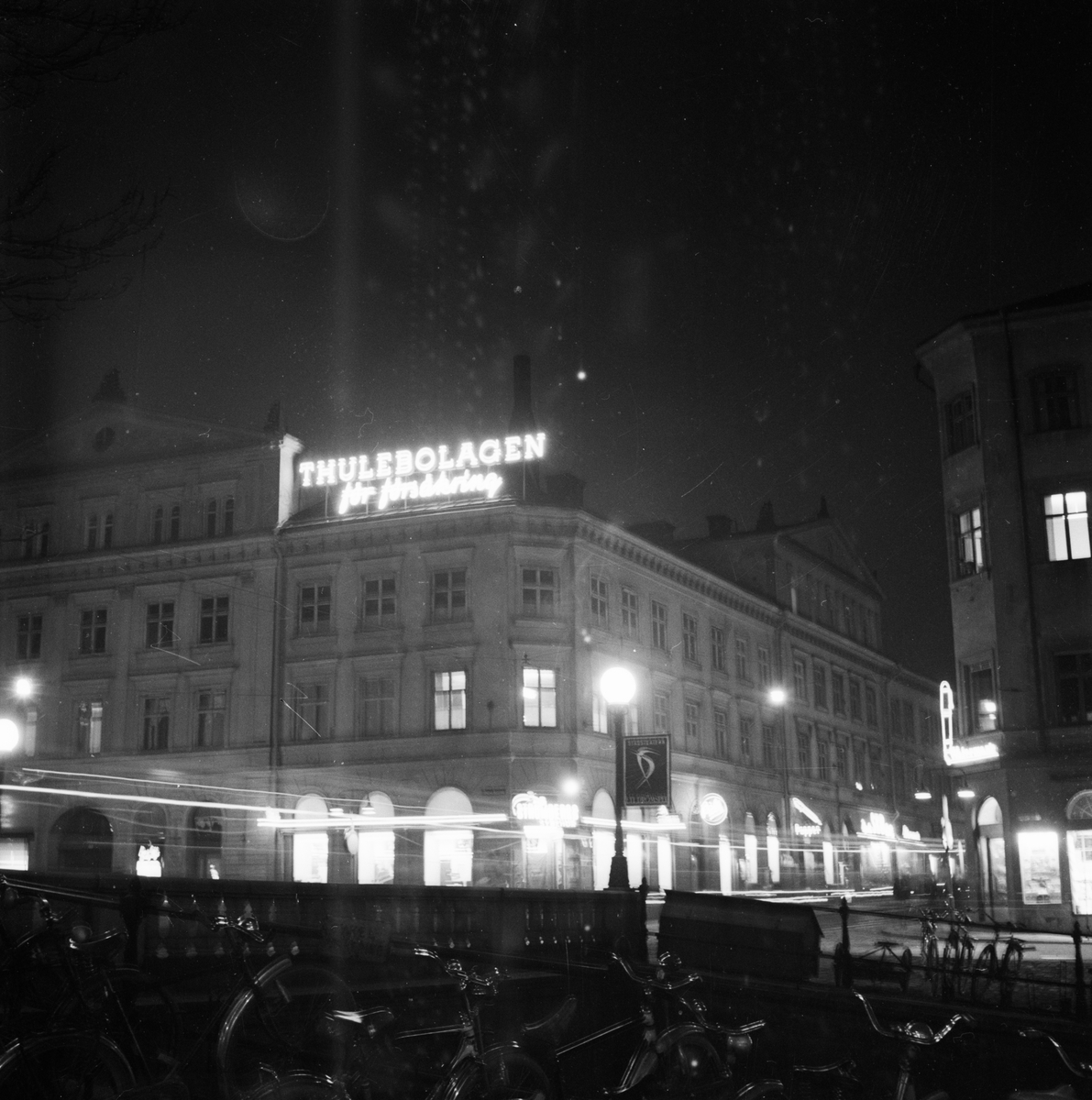 Thulebolagen, neonskylt och fasad mot Östra Ågatan, Uppsala 1952