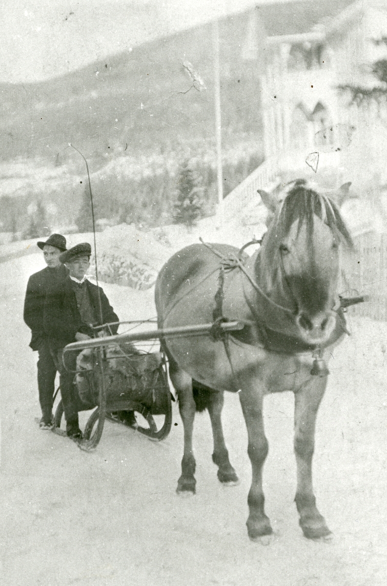 Kjøring med hest og spisslede. Ca. 1920.