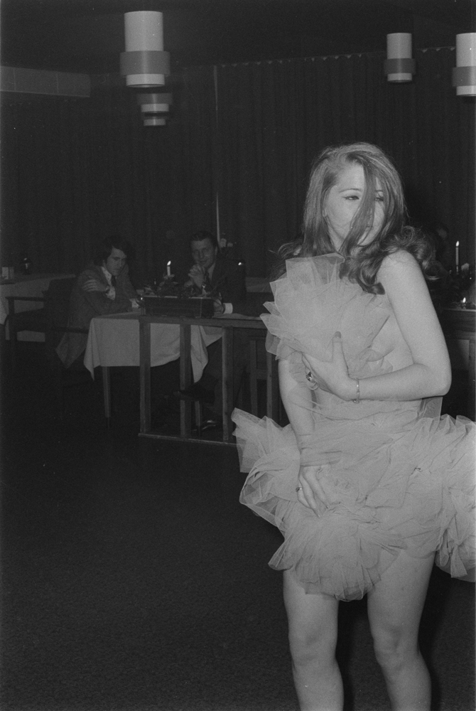 Tippen Intim. Striptease 1973. Naken dame, publikum i bakgrunnen.