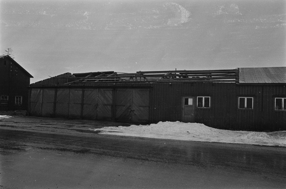 Skader etter uværet 10.Januar 1971. Taket har blitt revet av brakke.