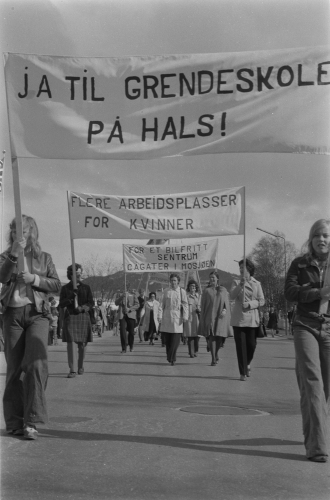 1.Mai-tog i Mosjøen 1975, demonstrasjonstog i Elvegata. 
Paroler: "Ja til grendeskole på Hals"