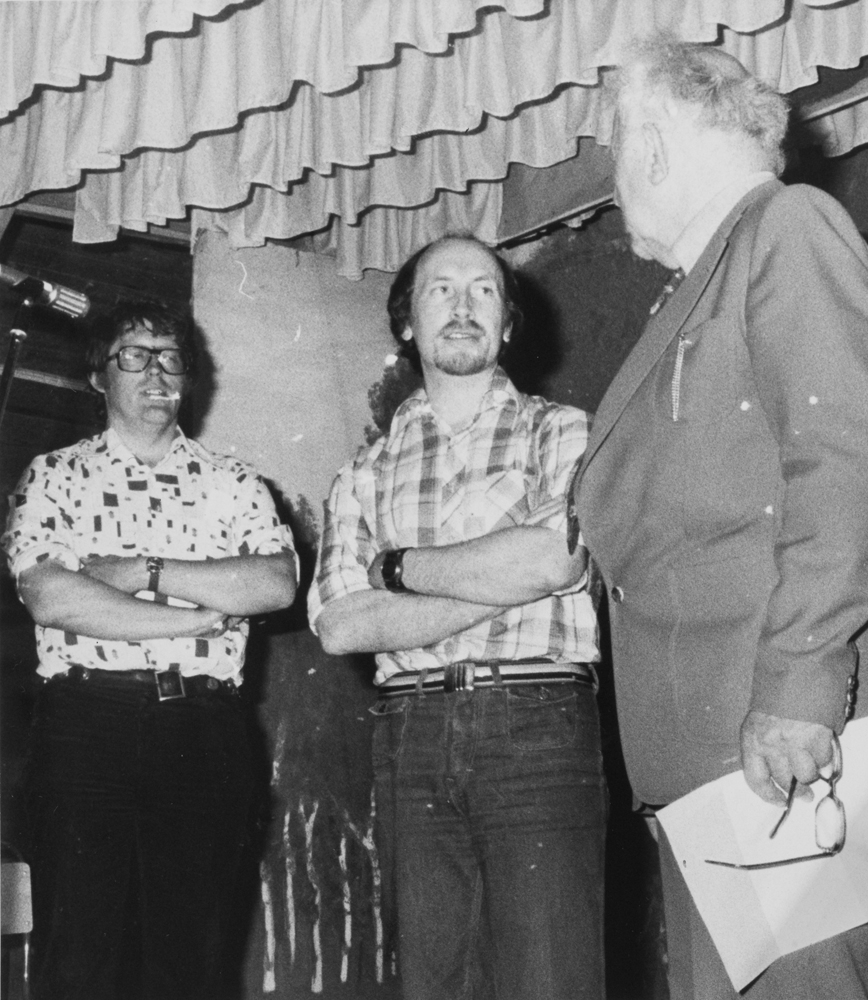 3 menn på scene

(Til ett eller noen av bildene: Birger Jåstad, Johan Borgos, Harry Bjerkeli.)