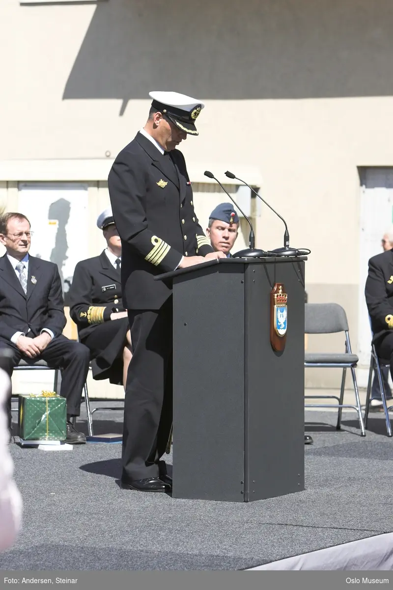 Politiker, militær, marine. forsvarsminister, forsvarssjef, uniform, talerstol, publikum, tilskuere, presse, media, korps, gaveoverrekkelse, parade, båt