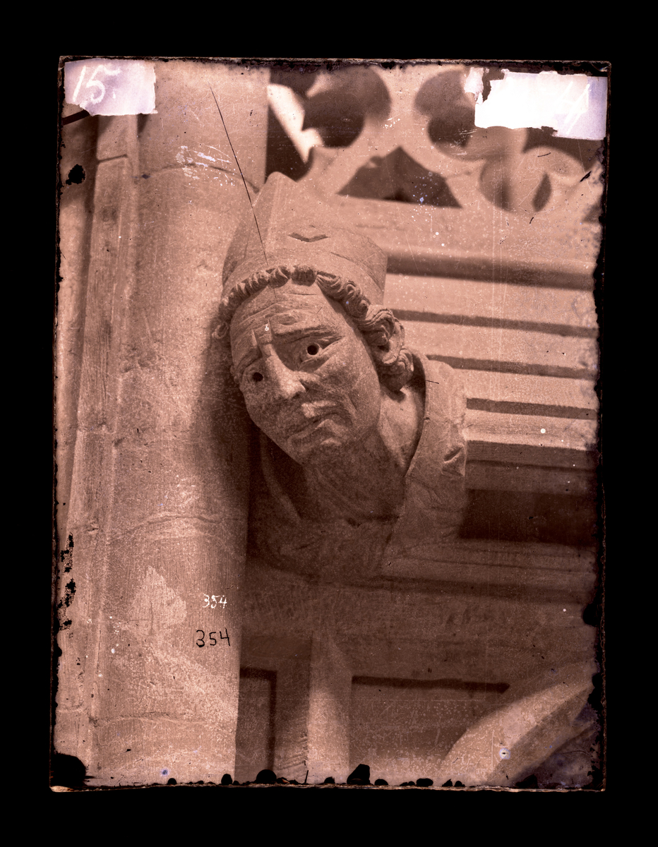 Skulptur av bispehode inne i oktogonen i Nidarosdomen. Lagd etter 1328-brannen, her etter restaurering, med ny nesetipp.