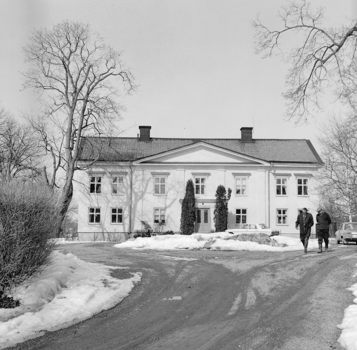 Huvudbyggnaden till Klinga gård i Borgs församling söder om Norrköping. Dokumentation av Östergötlands museum 1970 i samband med byggnadsundersökning. En av männen till höger är antikvarien Anders Lindahl.