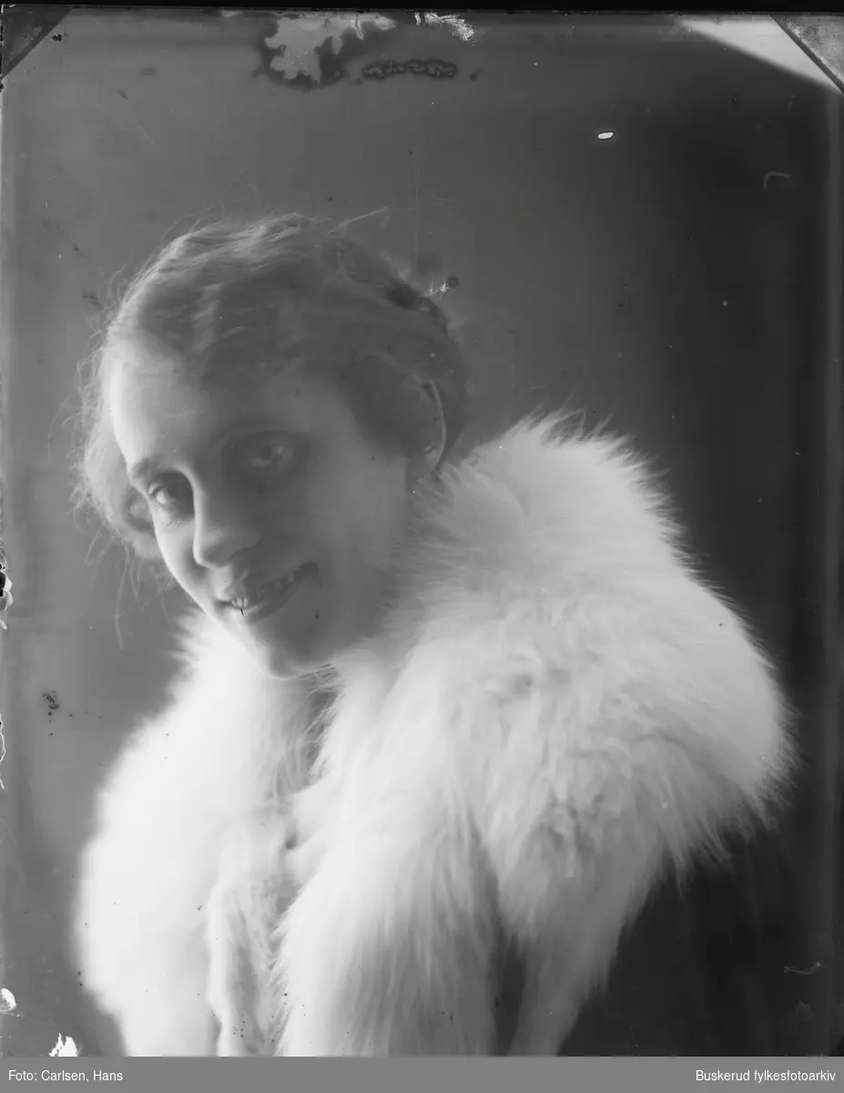 Kvinneportrett
Frk Hognestad fra Hønefoss. Bertha Hognestad overtok i 1919 atelieet til H. Carlsen sammn med Jenny Nilsen