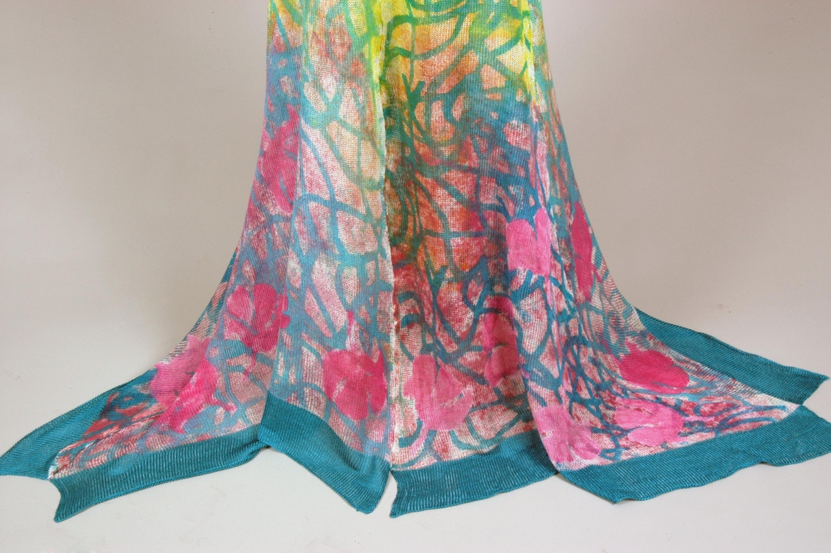Lang kjole strikket av lin og viskose. Sebere mønstertrykket. Kjolen er inspirert av lamper fra Tiffany i New York.