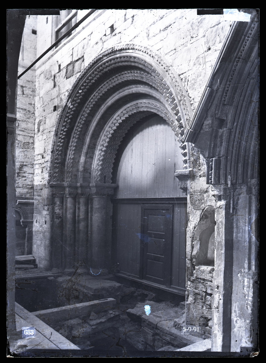 Lektoriet, kvinnenes minnekapell i tverrskipet i Nidarosdomen. Kapellet stengt av i forbindelse med restaurering. Åpne graver i gulvet. Alterbaldakin til høyre.