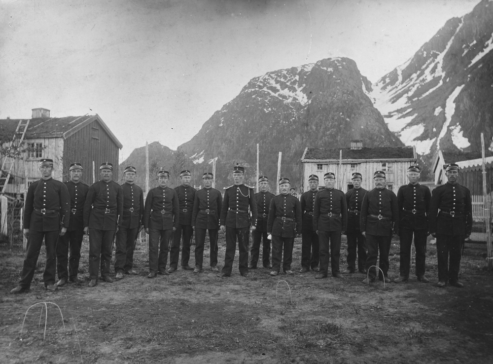 Soldater i Mosjøen oppstilt, gruppebilde.